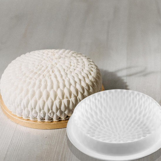 moule-a-gateau-en-silicone-rond-sur-table