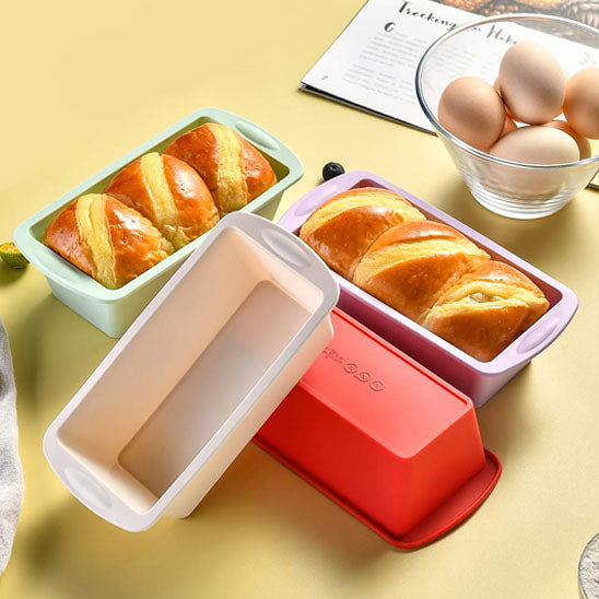 moule-a-gateau-rectangulaire-sur-table