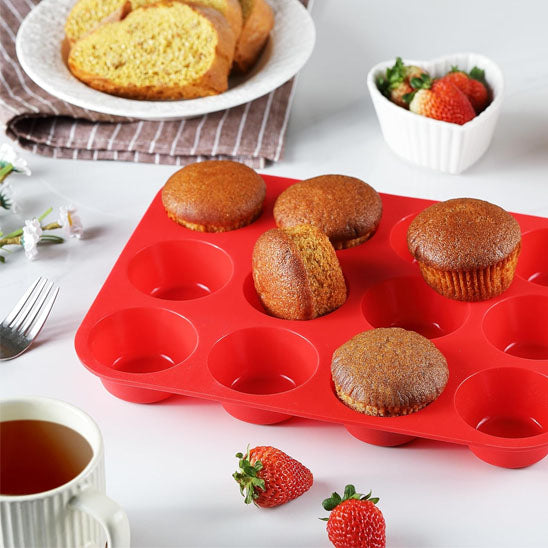 moule-a-muffin-rond-12-trous-sur-table