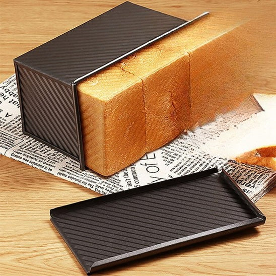 moule-a-pain-de-mie-sur-table