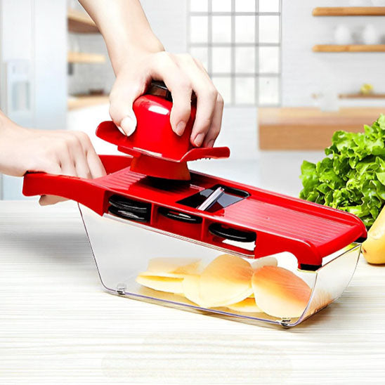 mandoline-cuisine-eplucheure-de-pomme-de-terre-sur-le-comptoire