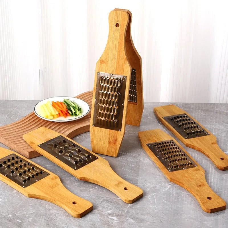 rape-a-legumes-en-bois-sur-table